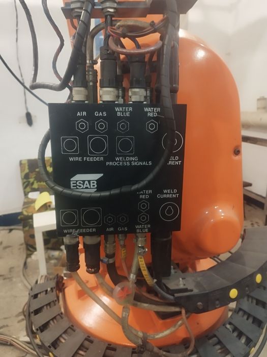 Заваръчен робот ABB IRB 2000 + източник ESAB A350