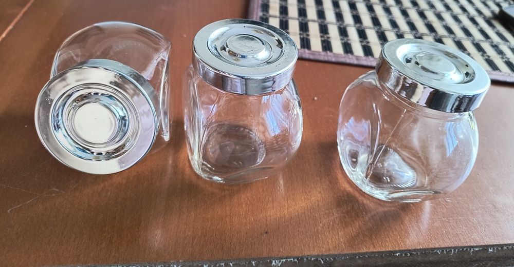 Коледна декорация, прибори, чайник и подложка за горещо, съд подправки