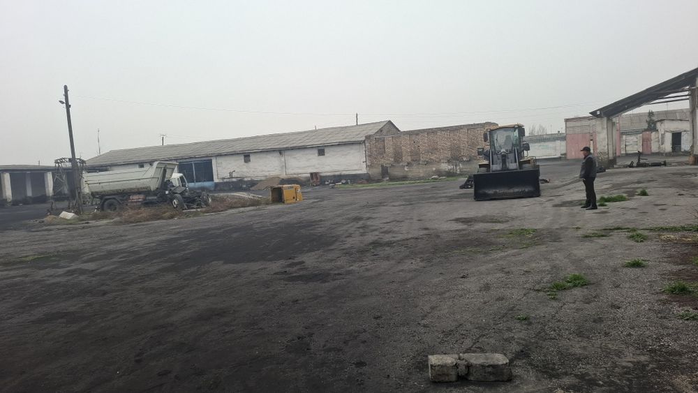 Noturar bino inshoot.Omborxonalar,er,angar,sklad.