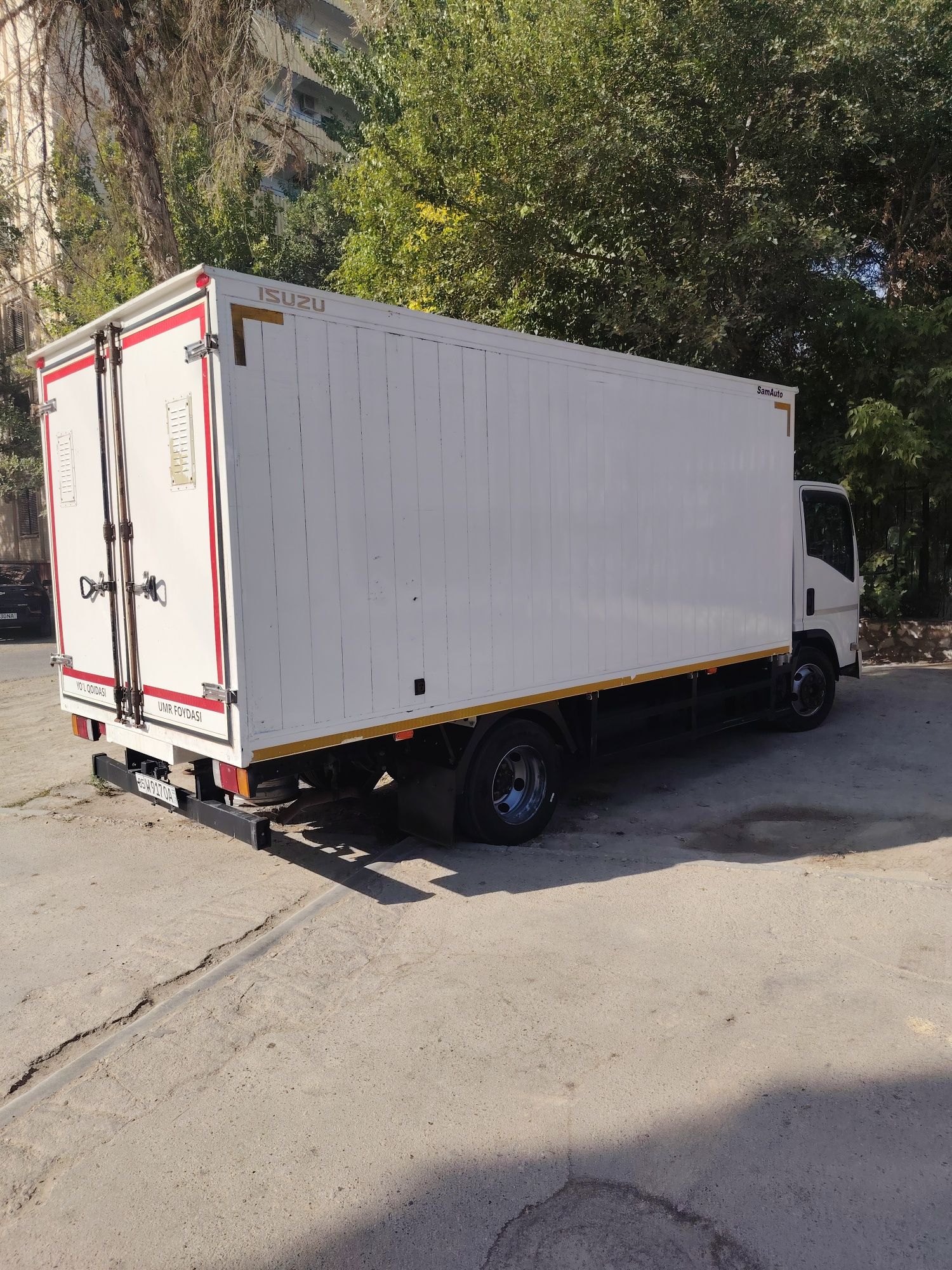 Isuzu tozasidan radnoy senji zavod balonlari yangi og'ir yuk tashimaga