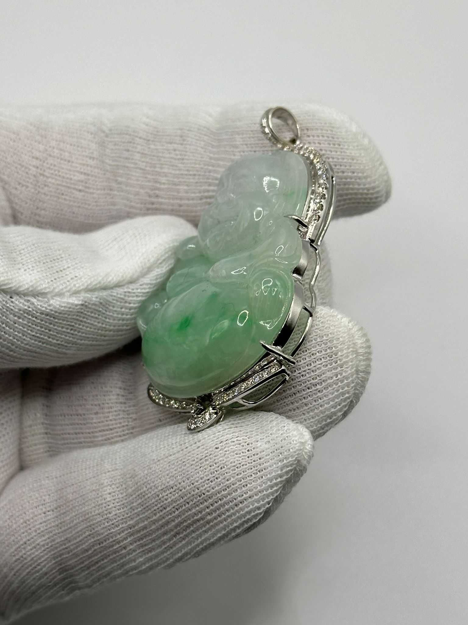 PANDANTIV AUR alb 18K + 56 Diamante = 1CT - Happy BUDDHA - JAD -JADEIT