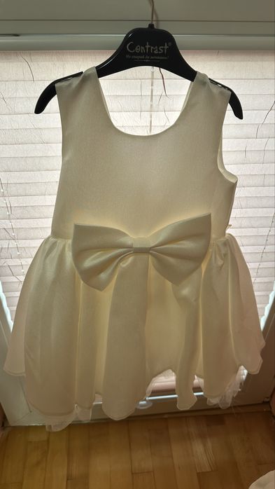 ПРОДАВАМ: Официални рокли за момиче (18-24 месеца) и връхна дрешка.