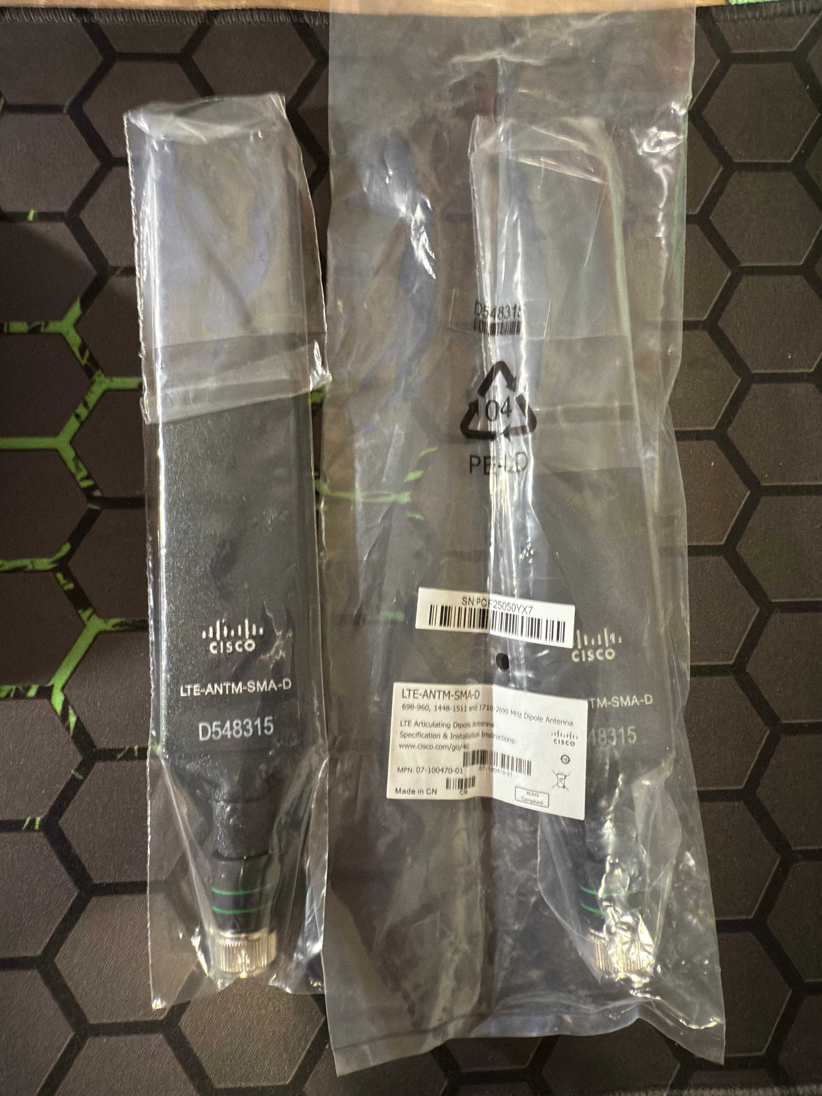 2x Cisco LTE-ANTM-SMA-D antena