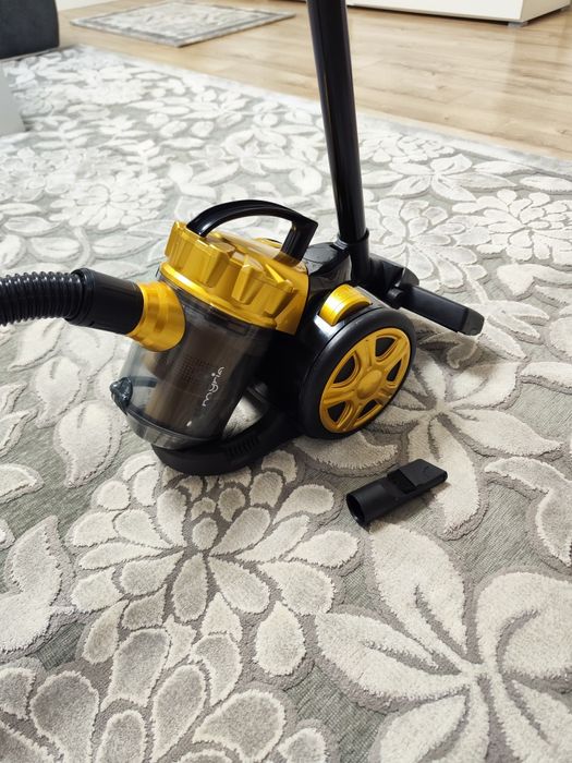 Aspirator fără sac Myria 700w