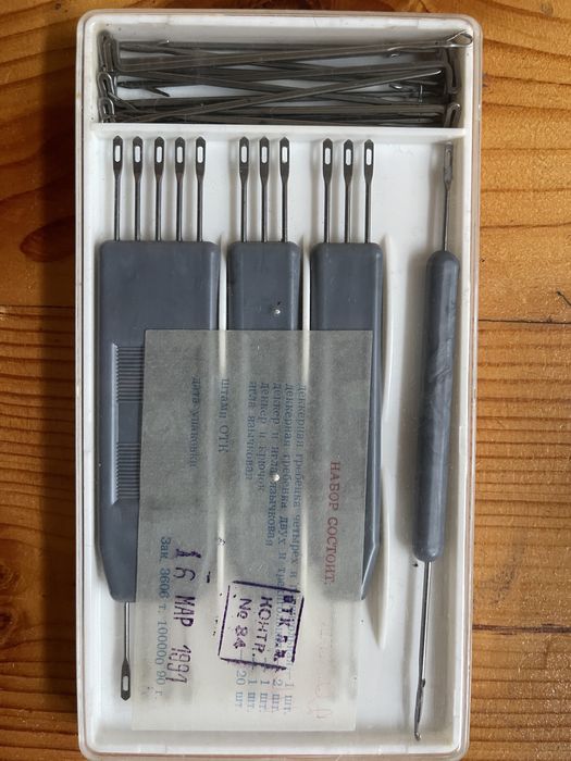 Набор игл и деккеров для ручных вязальных машин