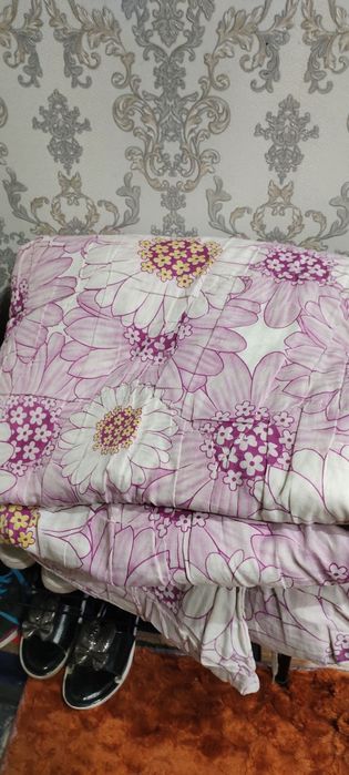 Две подушки прямоугольные,двуспальное одеяло.