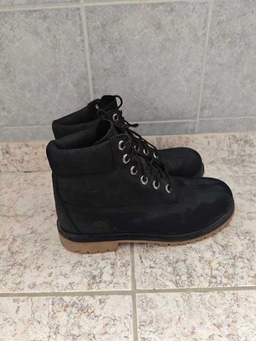Продавам оригинални  черни дамски боти Timberland