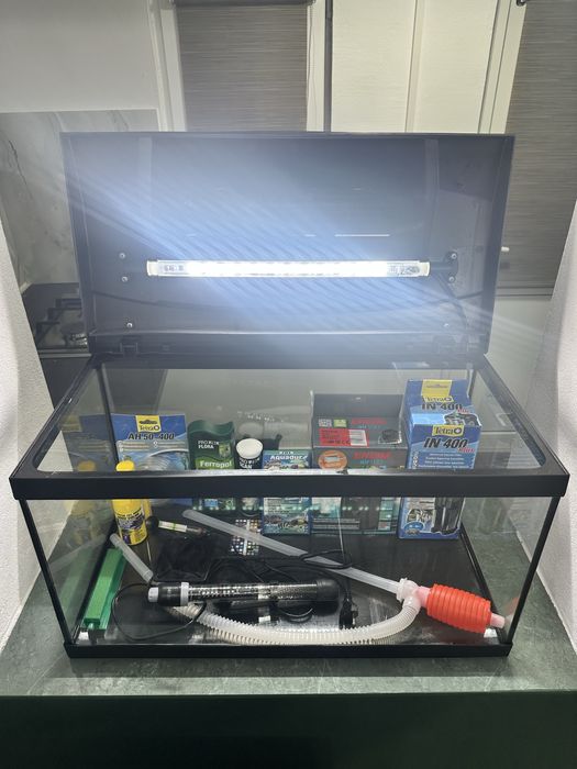 Acvariu complet de 54 litri / echipat complet