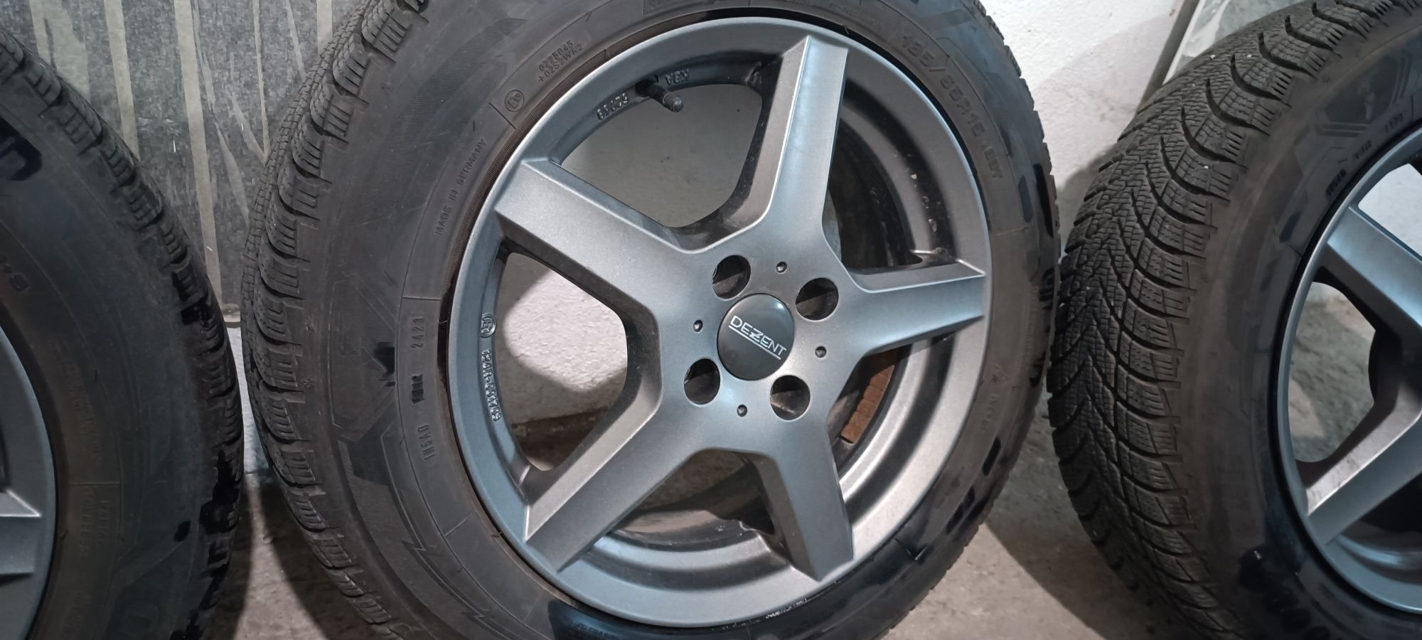 Джанти и гуми Dezent TY Graphite 15" GY Ultra Grip P3 185/65 R15