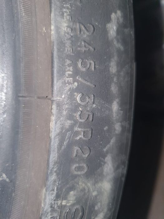 Vand 2 cauciucuri de iarna