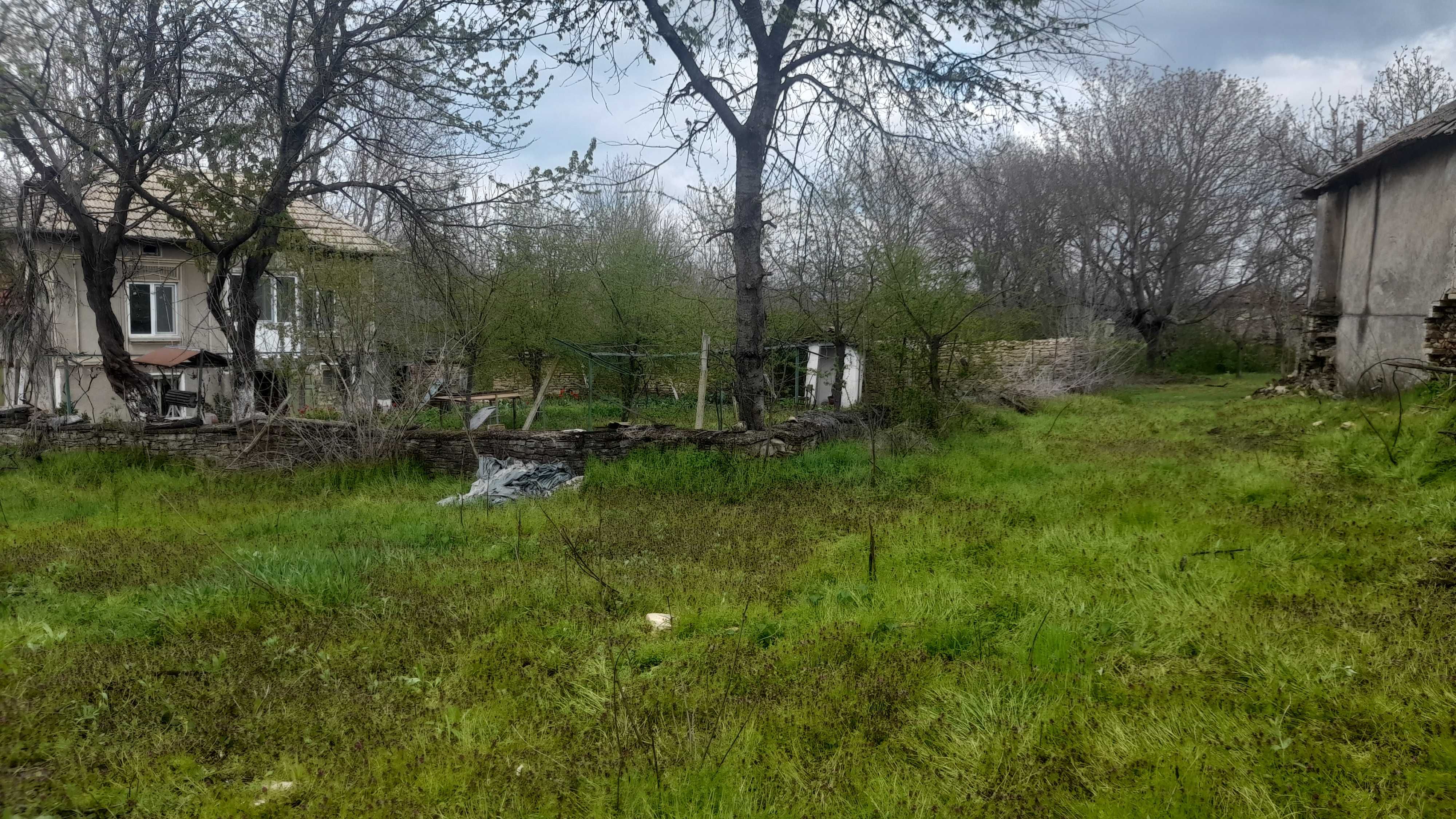 Дву-етажна къща на село, с 3 двора, сайвант и постройка за животни