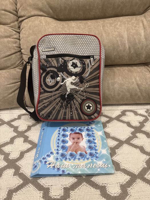 Отдам сумку через плечо и альбом