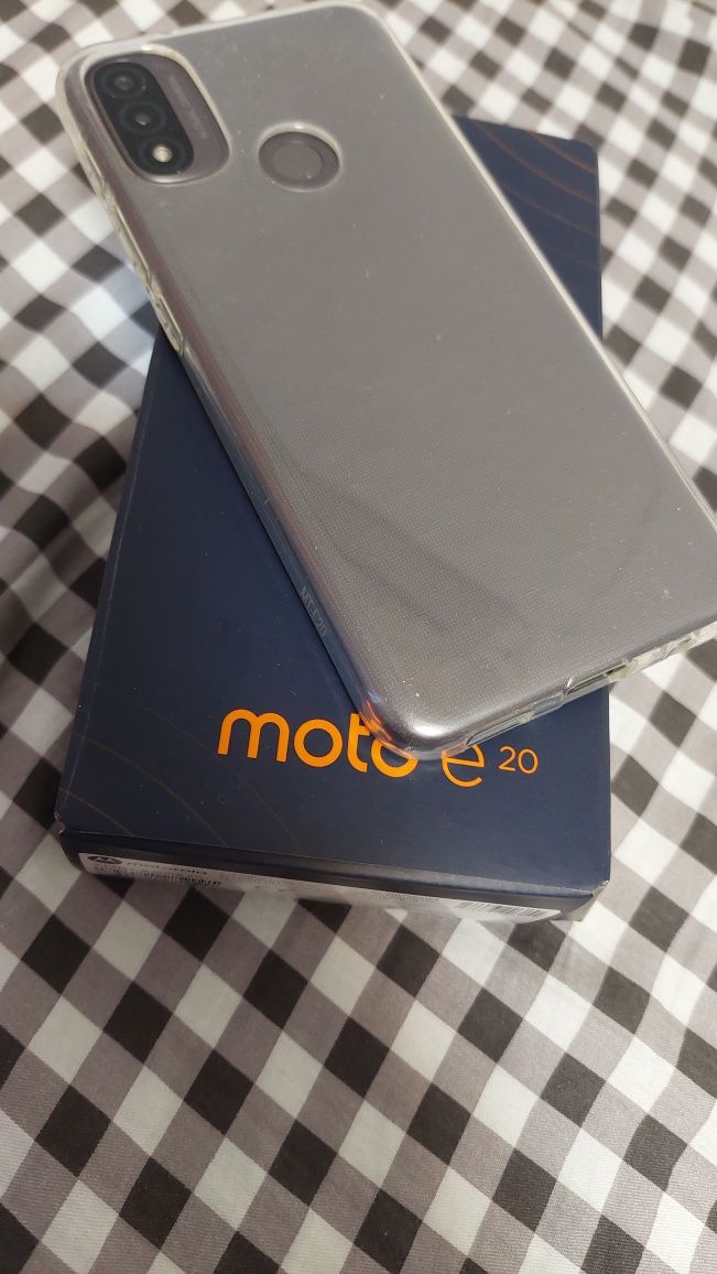 Vand telefon Motorola e20 nou