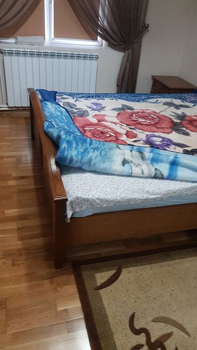 Pat dormitor cu saltea lemn masiv nuanta stejar plus o noptiera