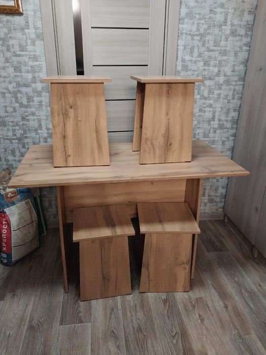 Продам стол с табуретами