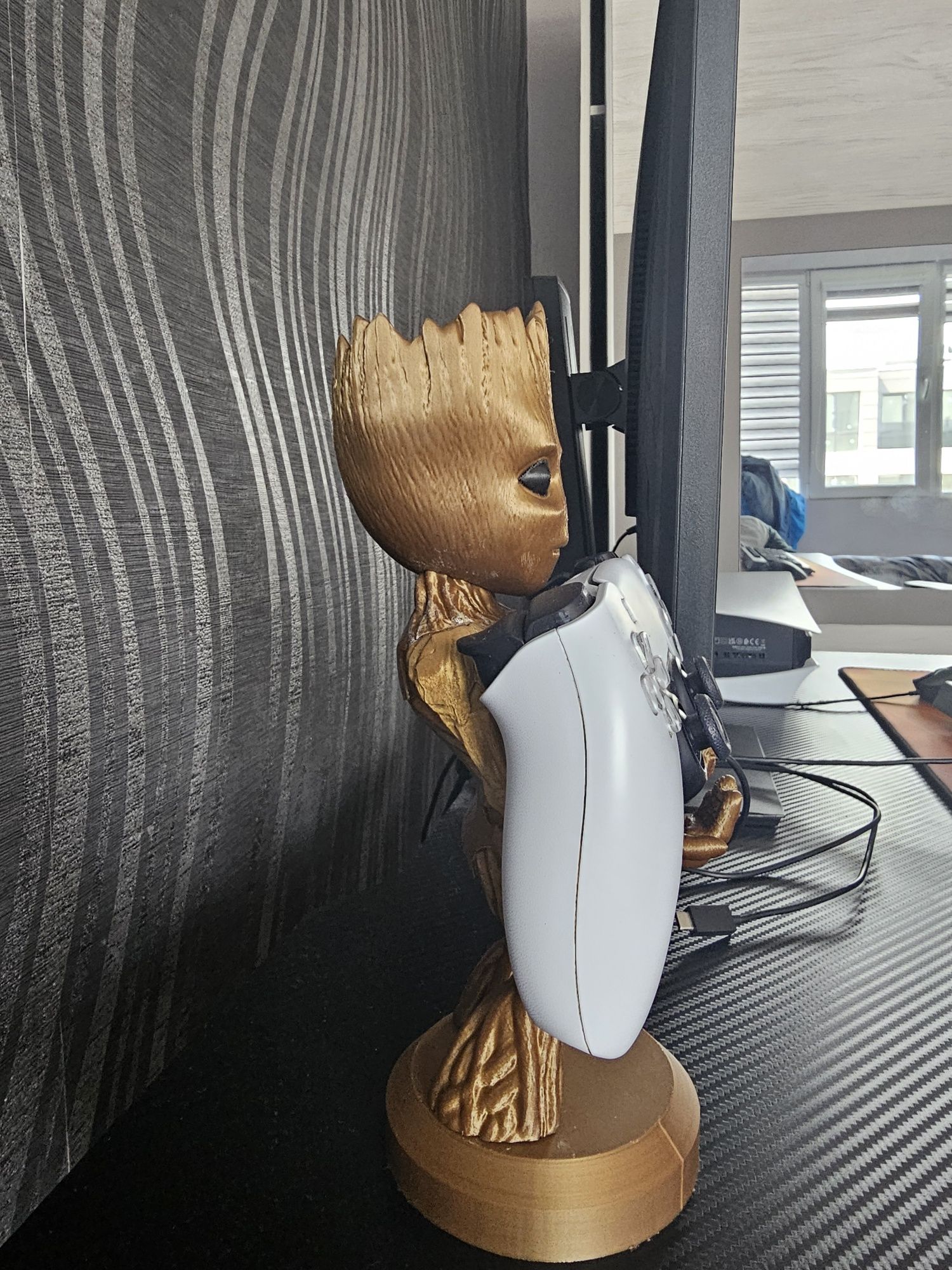 Groot стойка за ps5 джойстик