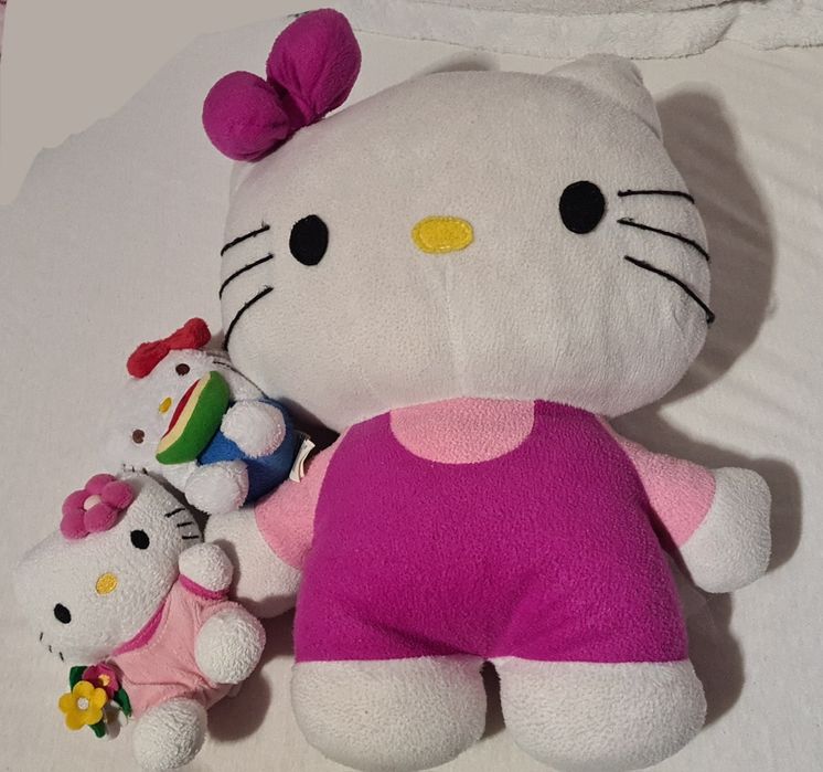 3 hello kitty plushies