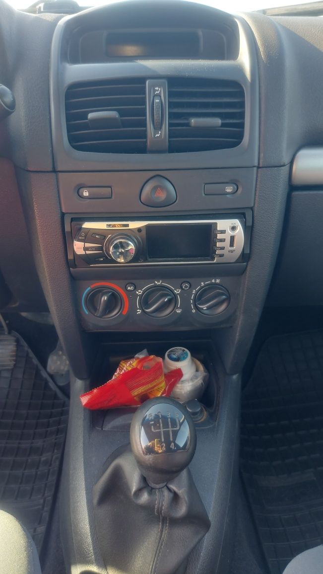 Renault Clio 2001 година
