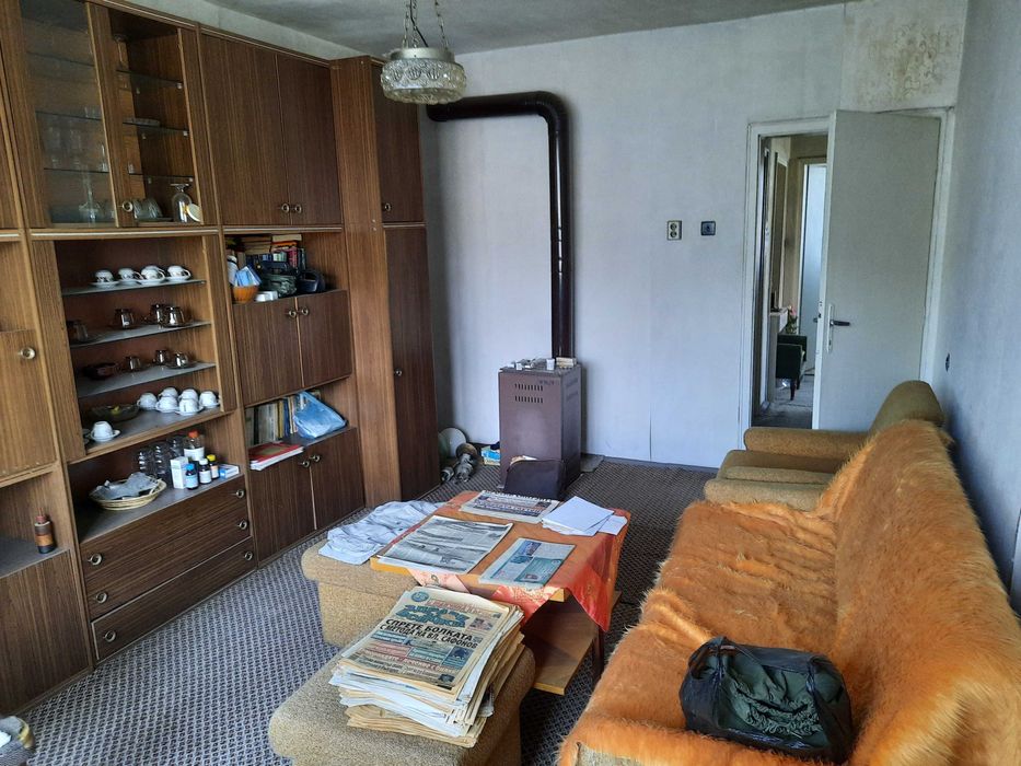 Продавам къща на 2 етажа с 2 гаража и доп. постройки