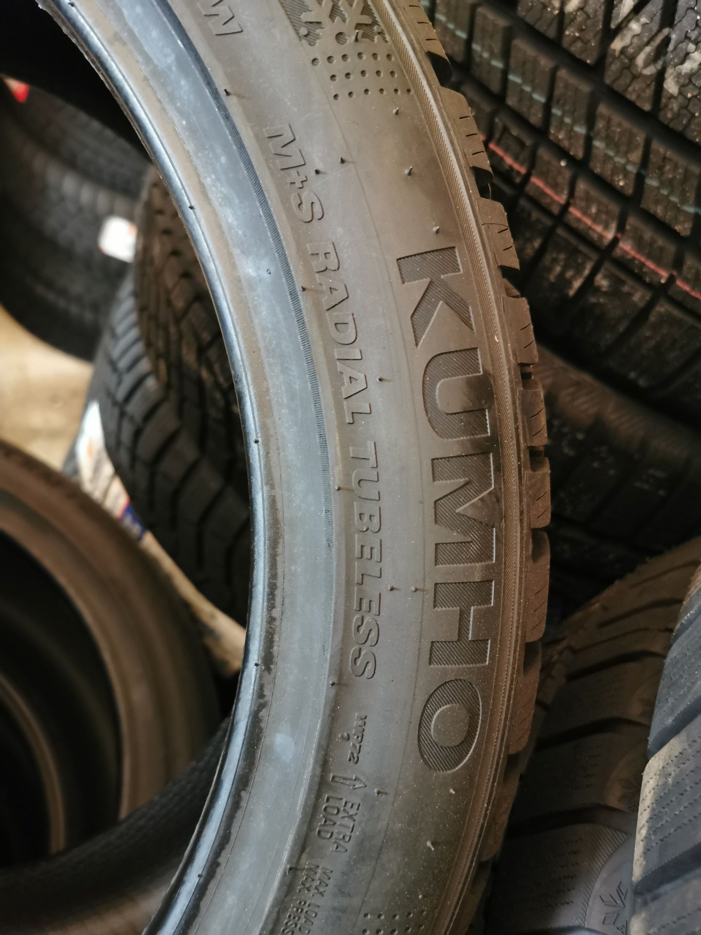 Vand anvelope de iarna 255/40x19 marca Kumho WP72