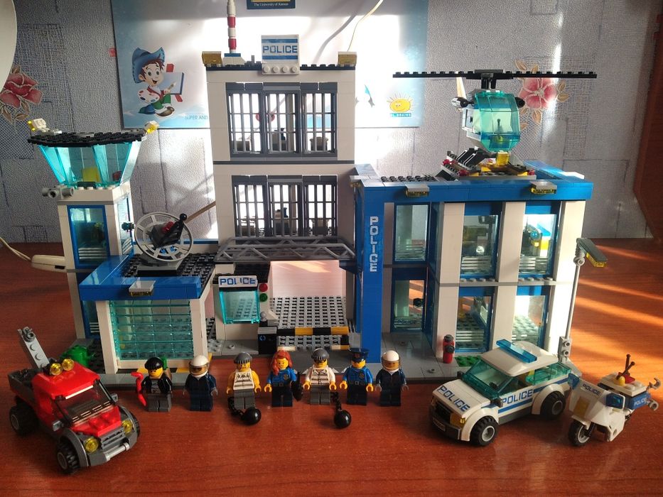 Продам Lego полицейский участок