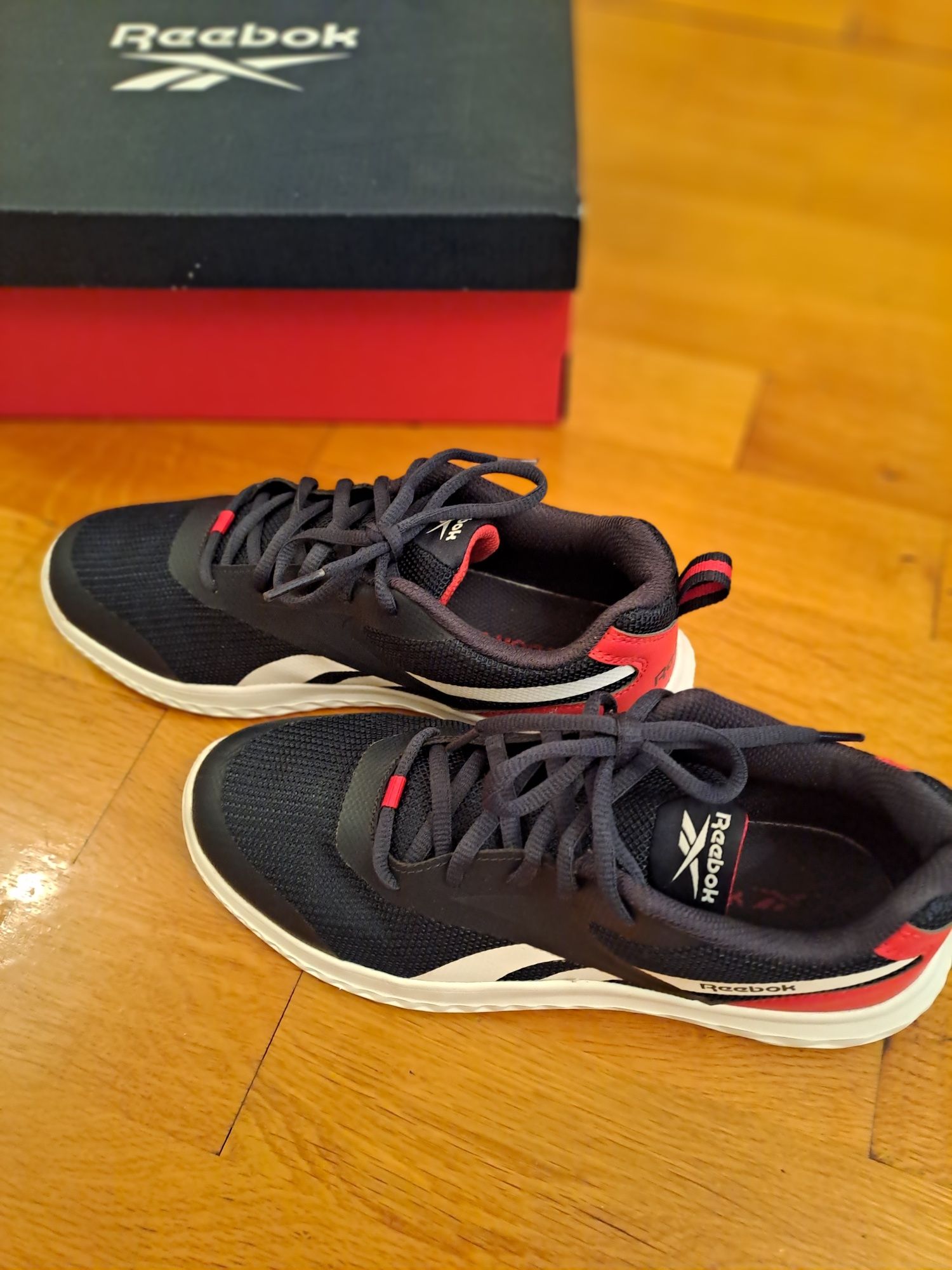 Маратонки Reebok номер 38.