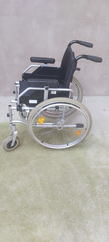 Vând cărucior persoane dizabilități