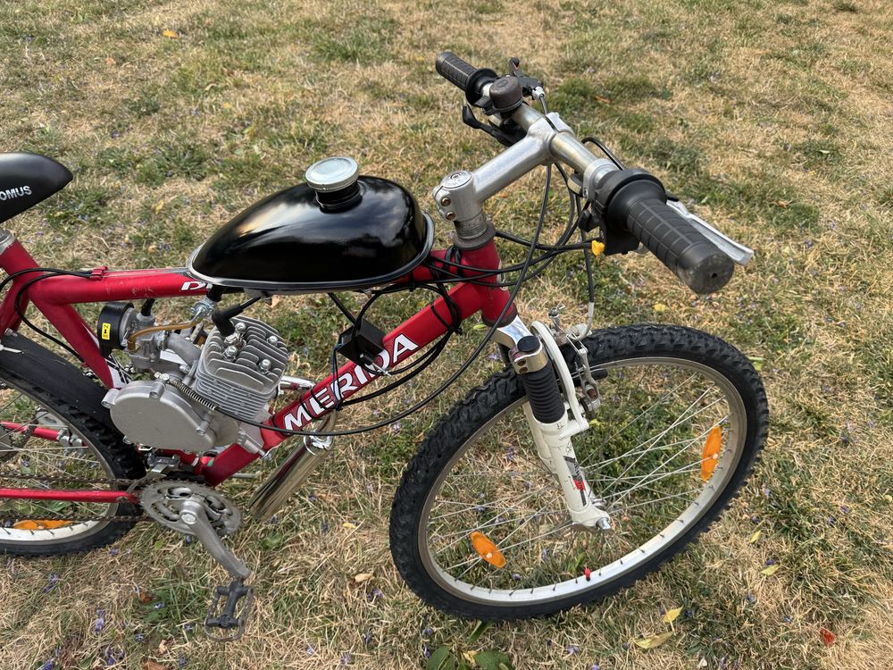 Bicicleta cu motor pe benzină 80 cm3 - consum redus
