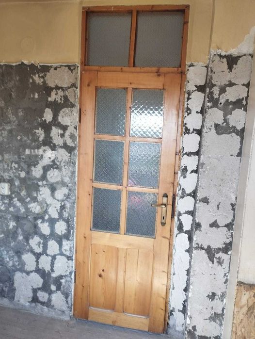 Vind 4 uși din brad, model cu tăblii si luminator, stare foarte bună