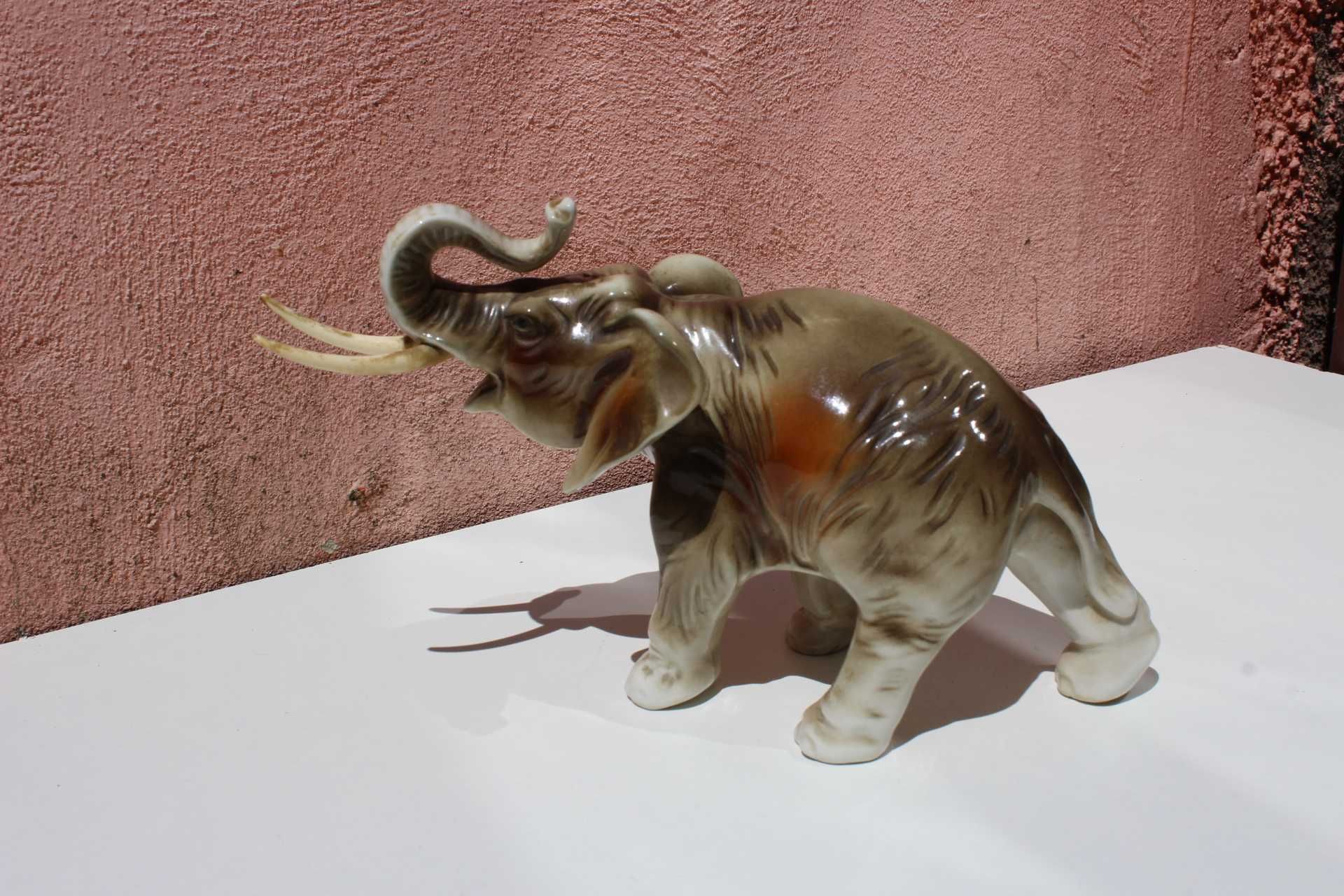Piesa de colectie, elefant portelan ROYAL DUX Bohemia