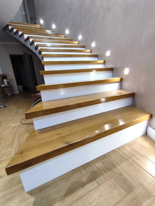 Scări interioare, trepte din lemn masiv