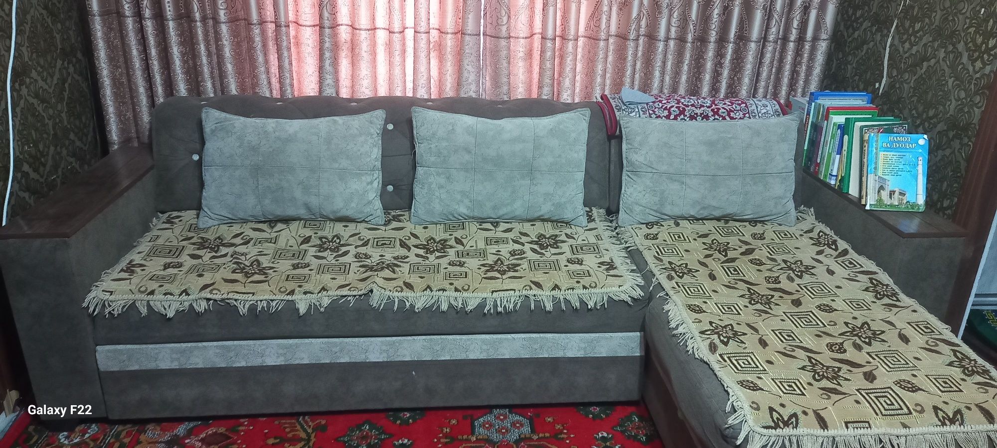 Mehmonxona uchun ugalok va divan