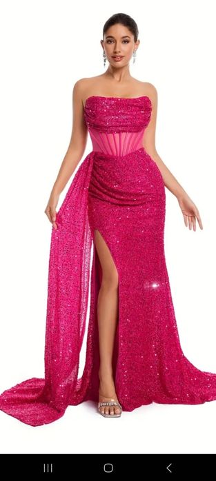 Розова рокля със цепка