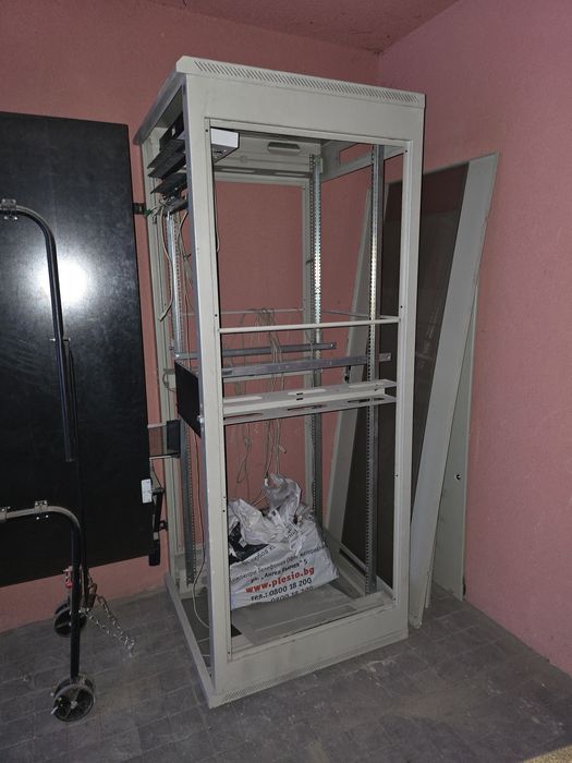 Сървърен шкаф, рак.