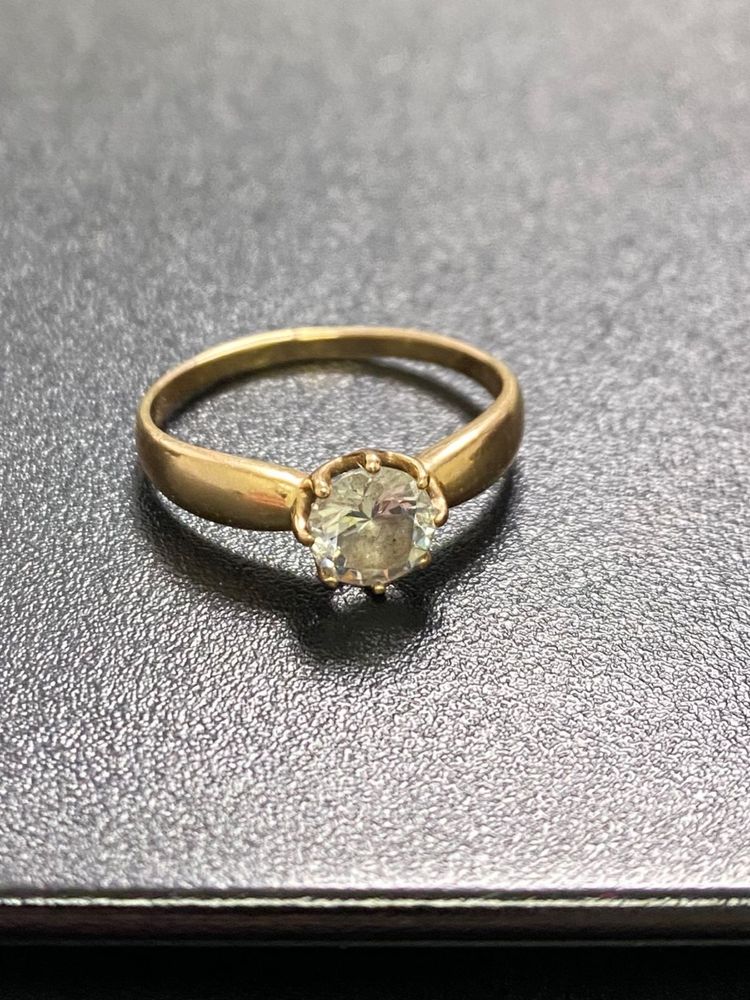 Продам золотое кольцо, вставка фианит, размер: 17,5