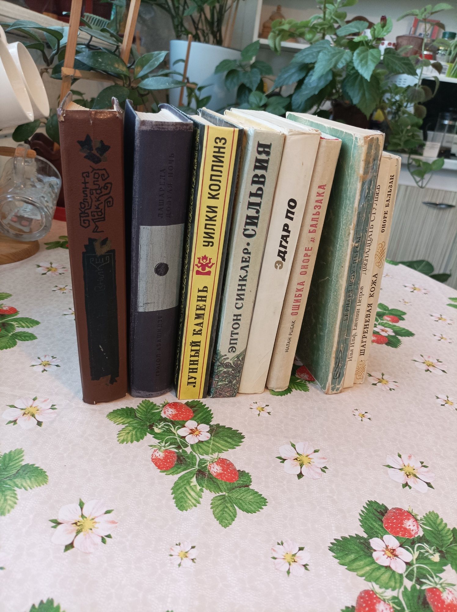 Книги Лунный камень Двенадцать стульев др.
