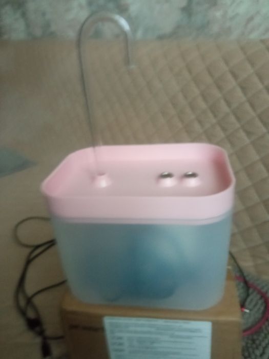 Продается поилка для кошек  фонтан