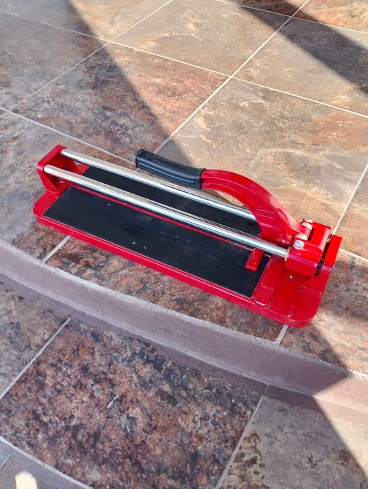 Vând două mașinii de tăiat gresie