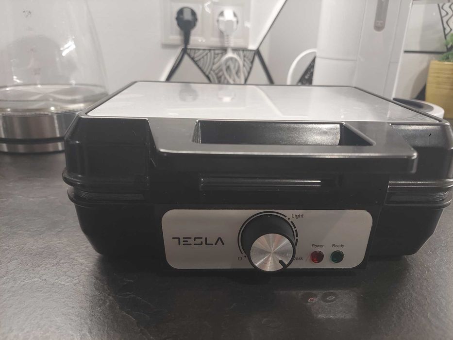 Гофретник Tesla WM200BX, 1000W, Незалепващи плочи, 140°/220°, Черен