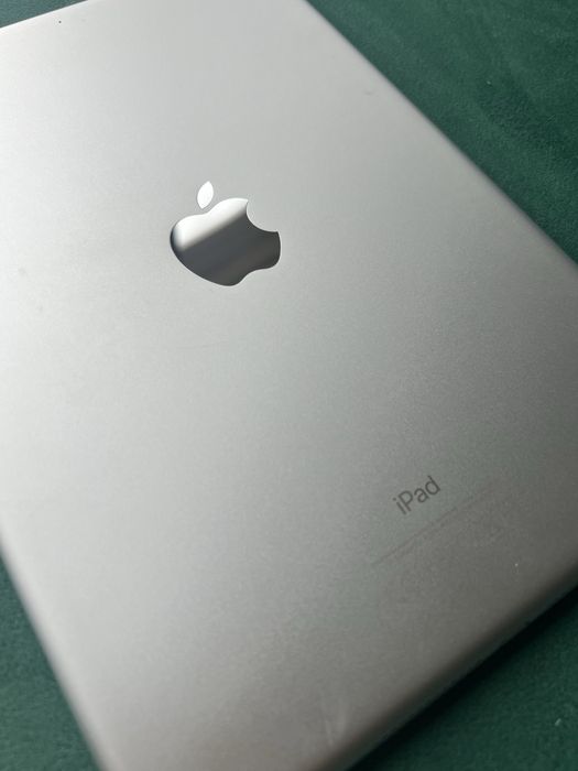 Vând iPad 5th generation 128 GB