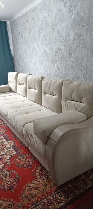Продам диван, хорошее качество, молочного цвета.