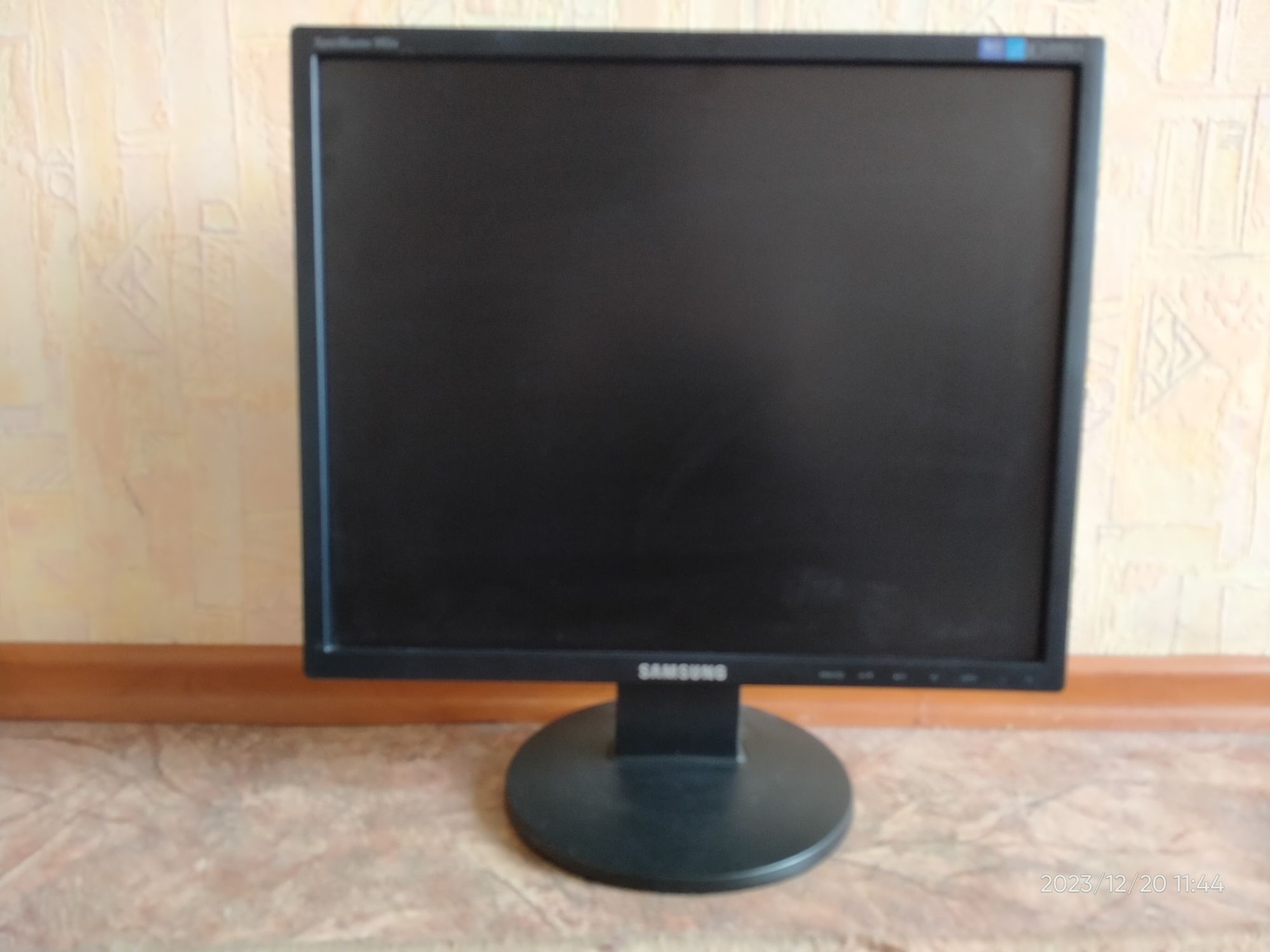 LCD монитор 19" Samsung