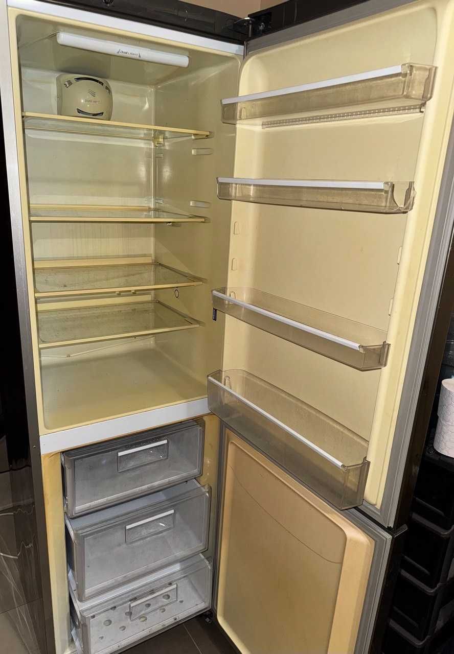 Продавам хладилник Hotpoint Ariston