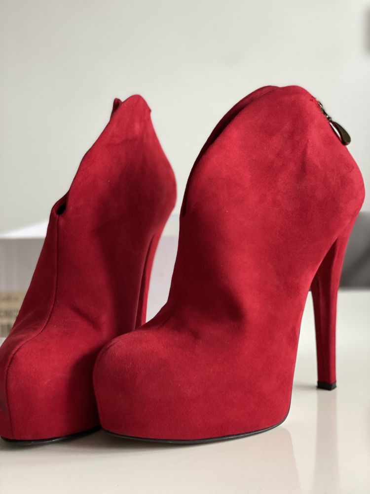 Червени велурени обувки на ток Shoe Art