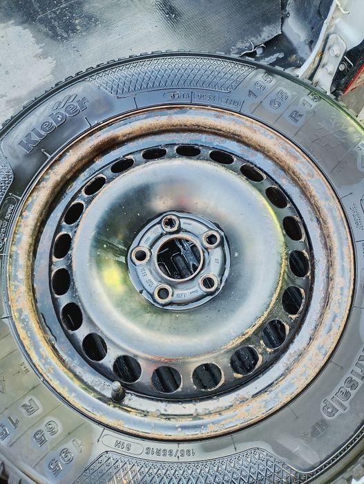 Зимни гуми с джанти 2 броя са 5×100 от голф 4.цената е за комплекта!