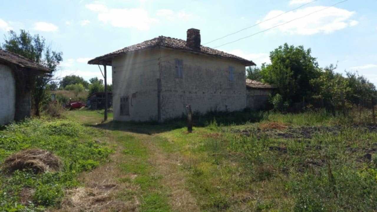 Автентична селска, кирпичена къща на 2 етажа с двор