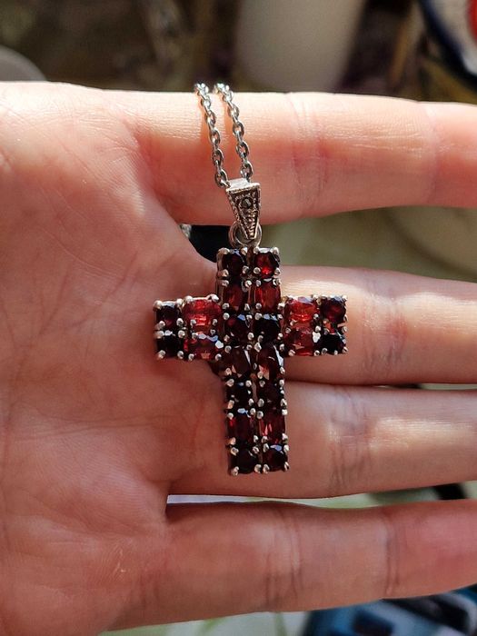 Lănțișor din argint cu pandantiv în formă de cruce – pietre roșii