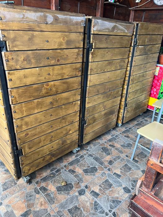 Vand rafturi legume - pot fi pozitionate afara