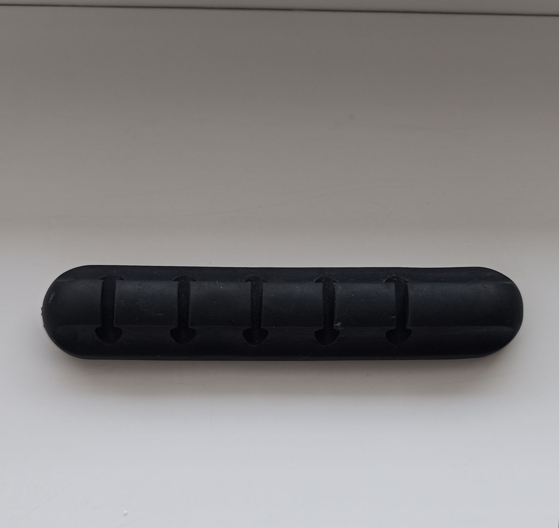 Organizator cabluri cu 5 porturi ,silicon,negru ,produs nou