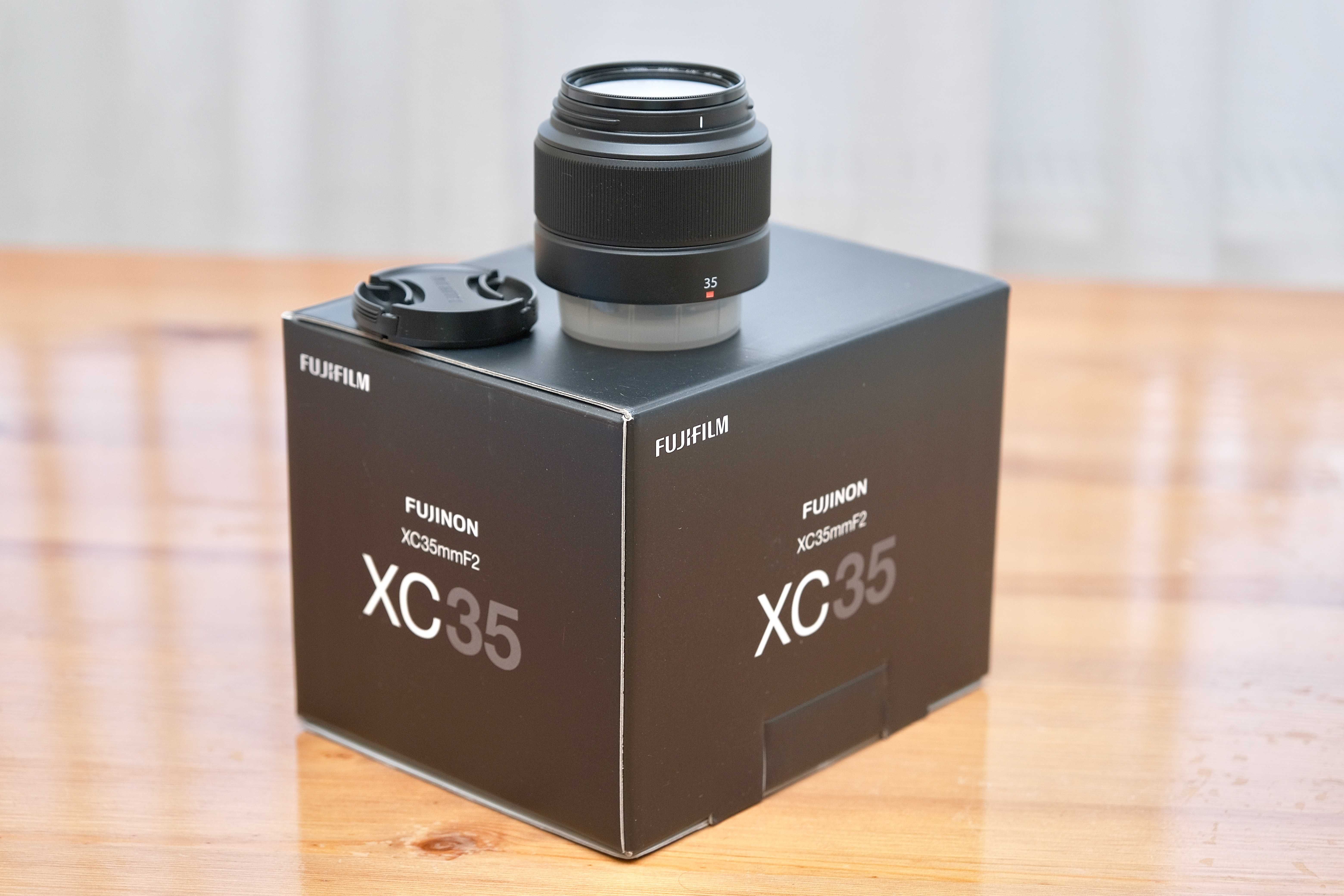 Obiectiv Fujifilm FUJINON XC 35mm F2 cu filtru de protecție inclus